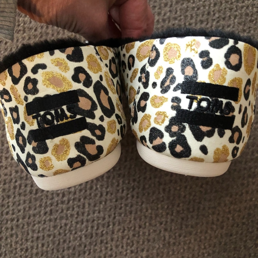 NWT! Women’s Gold Glitter Leopard Toms - Picture 5 of 5